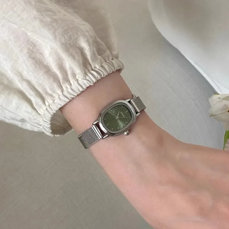 Luxury Watch With Green Dial - صغيرة البيضاوي الهاتفي الأخضر ساعة بسيطة