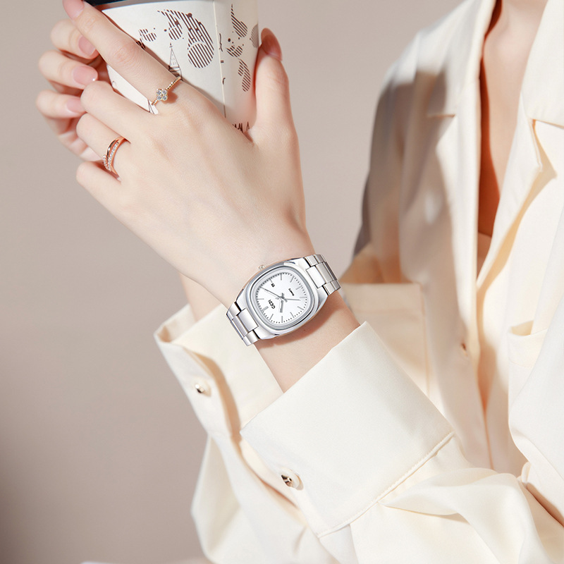 ساعة يد نسائية أنيقة من UTHAI  - مراجعة Luxury Watch Square وسعره