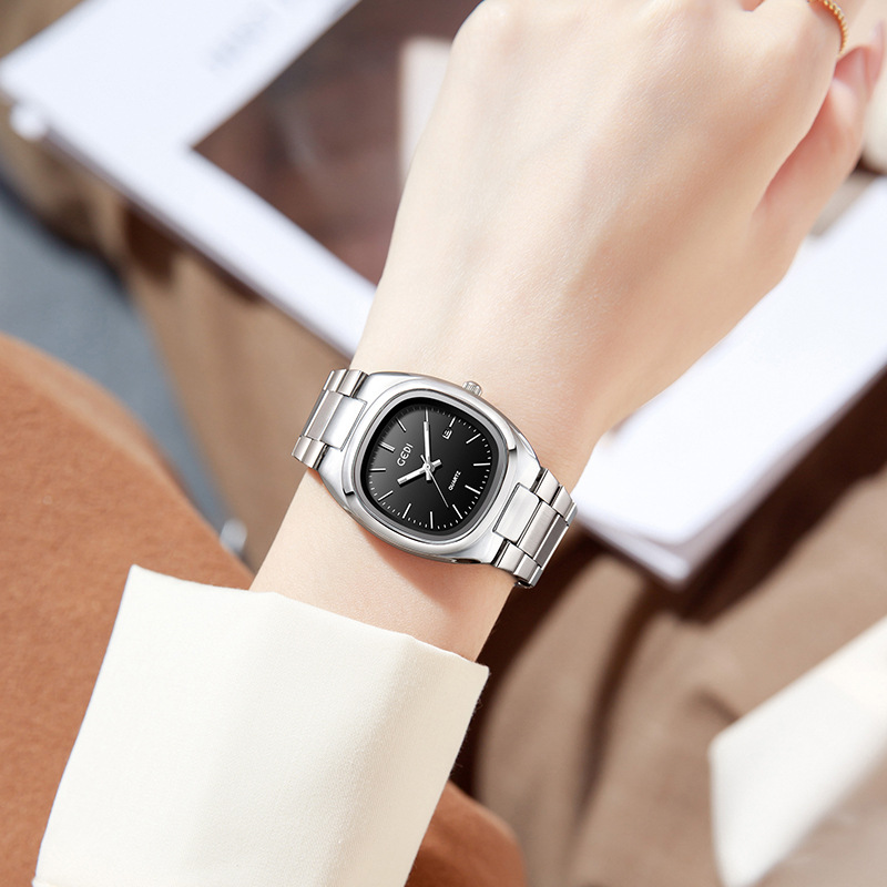 ساعة يد نسائية أنيقة من UTHAI  - مراجعة Luxury Watch Square وسعره