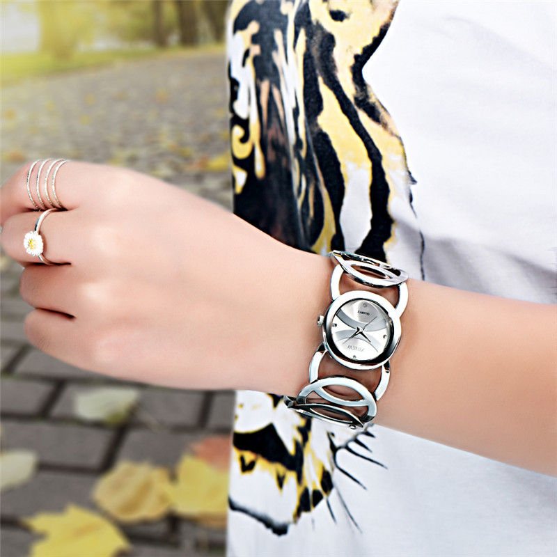 العلامة التجارية الفاخرة سيدة  - مراجعة Luxury Watch Index وسعره