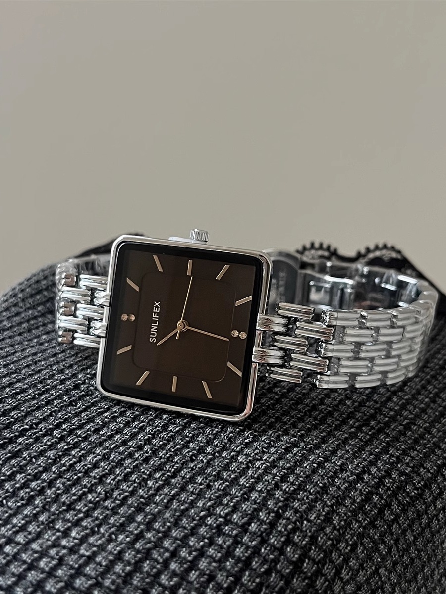 ساعة ريترو هونج كونج ذات قرص ك - مراجعة Luxury Watch In Hong Kong وسعره