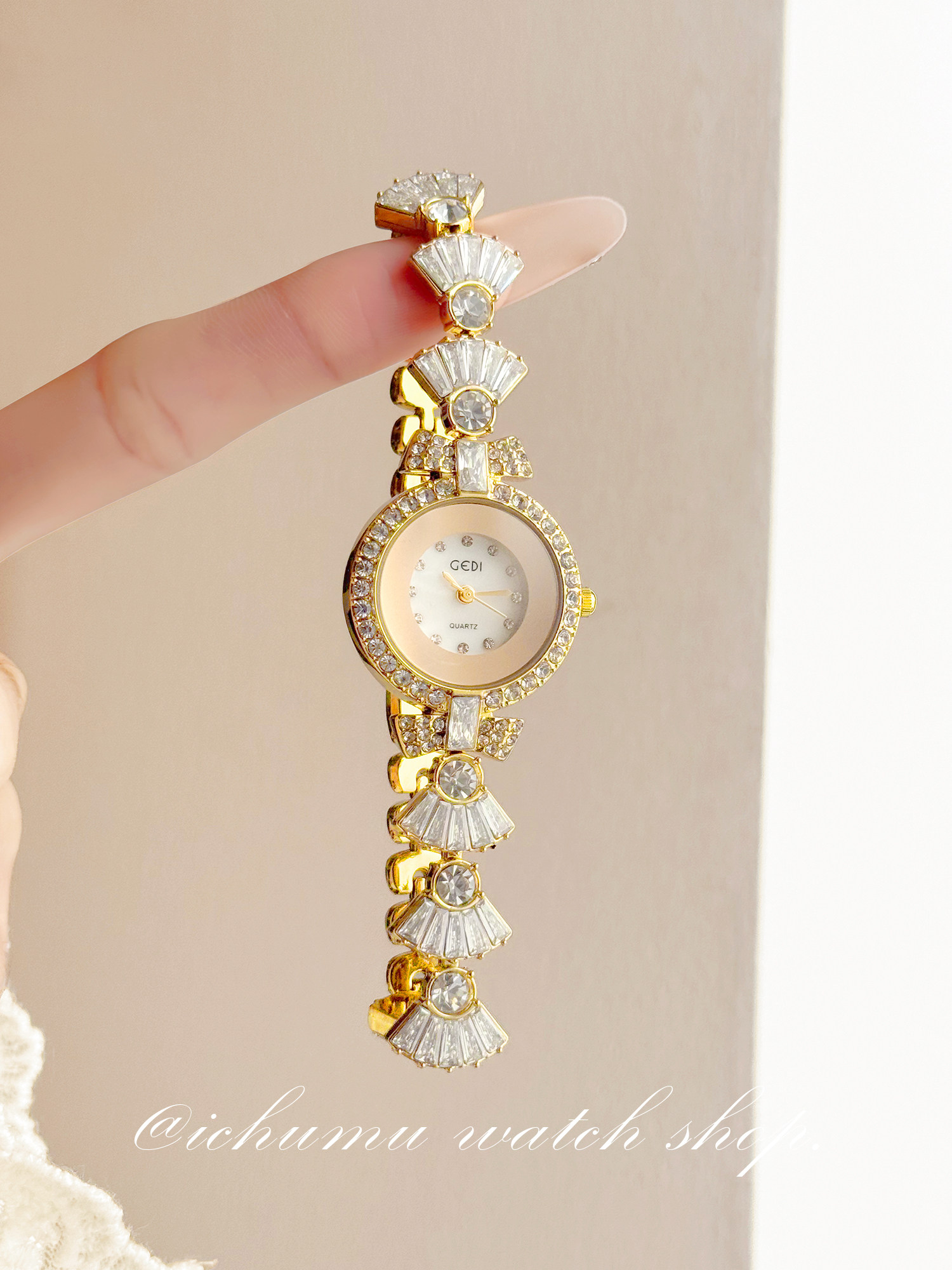 ساعة نسائية بتصميم حورية البحر - مراجعة Luxury Watch & Jewellery وسعره