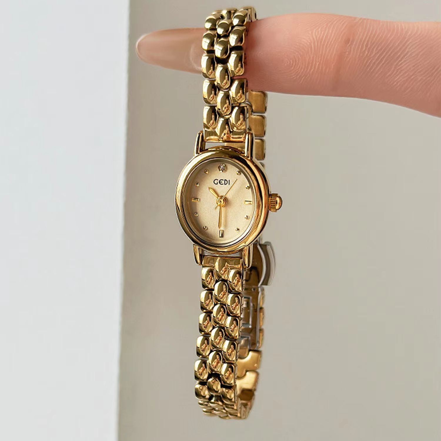 ساعة نسائية فاخرة أصلية من مار - مراجعة Luxury Watch Index وسعره