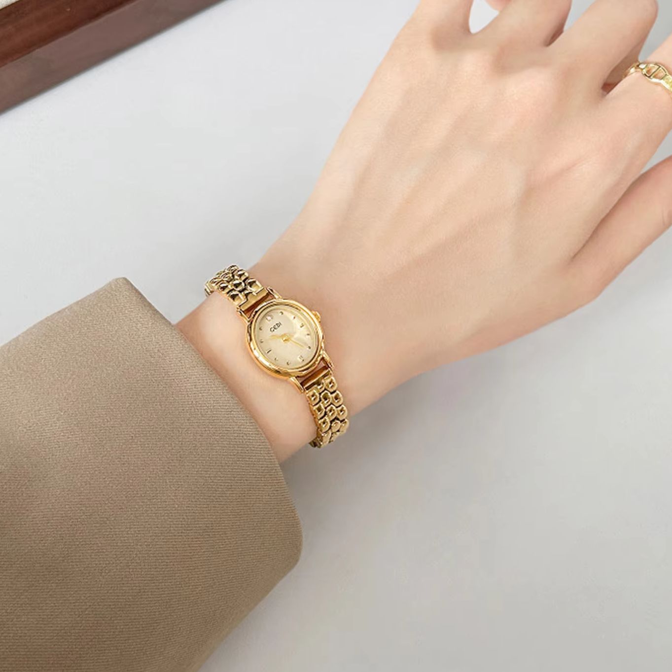 ساعة نسائية فاخرة أصلية من مار - مراجعة Luxury Watch Index وسعره