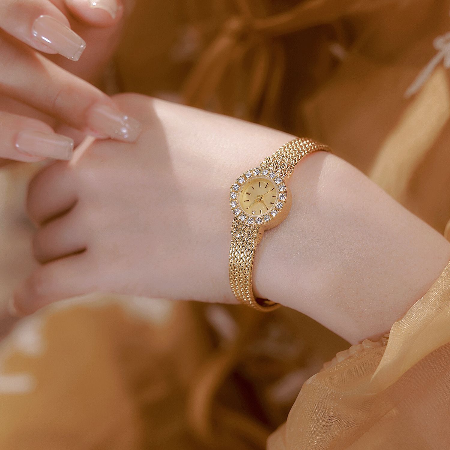 خمر ساعة اليد النسائية الفاخرة - مراجعة Luxury Watch Vintage وسعره