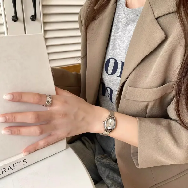 صغيرة البيضاوي الهاتفي الأخضر  - مراجعة Luxury Watch With Green Dial وسعره