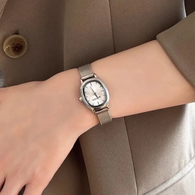 صغيرة البيضاوي الهاتفي الأخضر  - مراجعة Luxury Watch With Green Dial وسعره