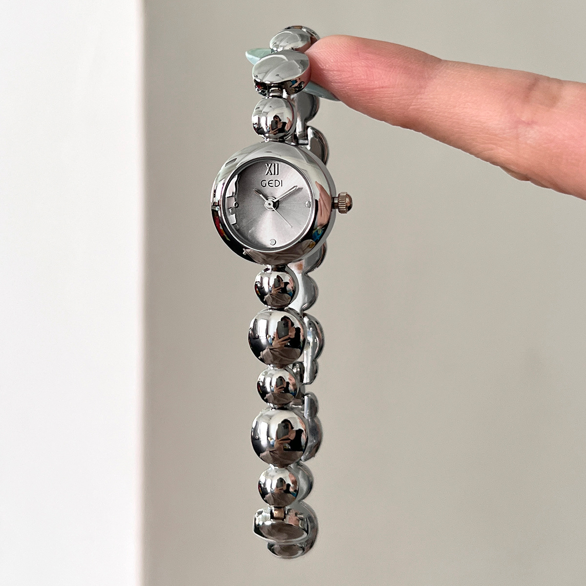 ساعة نسائية فاخرة أنيقة بتصميم - مراجعة Luxury Watch Vintage وسعره