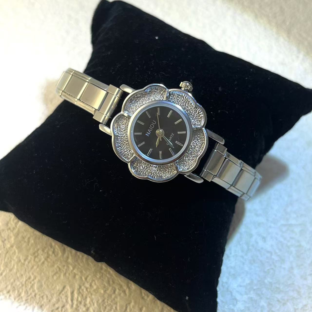 ساعات كوارتز نسائية مرصعة بزهر - مراجعة Luxury Watch Gift For Her وسعره