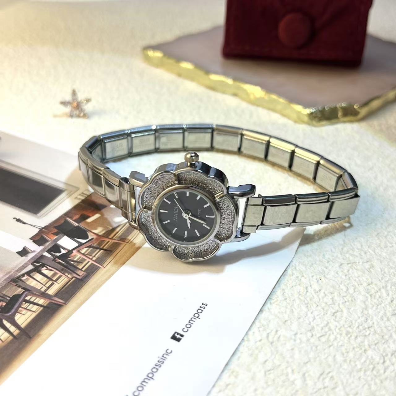 ساعات كوارتز نسائية مرصعة بزهر - مراجعة Luxury Watch Gift For Her وسعره