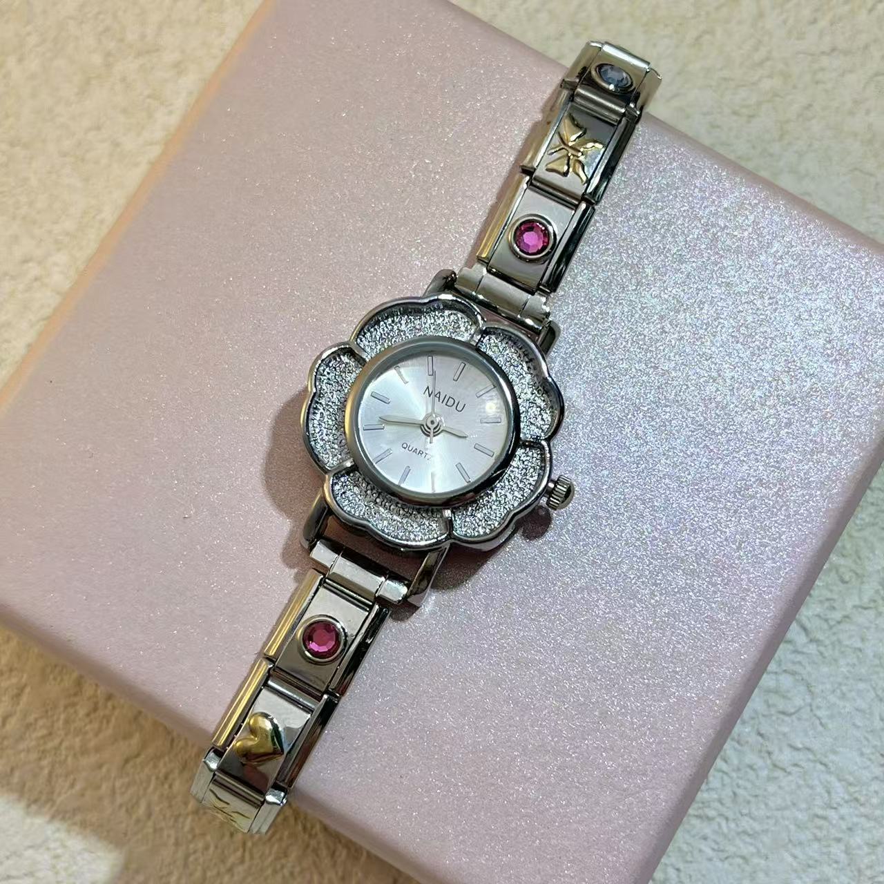 ساعات كوارتز نسائية مرصعة بزهر - مراجعة Luxury Watch Gift For Her وسعره